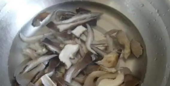 蘑菇一炒就发黑？加这步，炸出金黄酥脆全家抢着吃