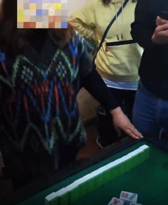 四川女子潜逃14年被抓时正淡定打麻将 因盗窃现金30万被追逃