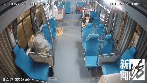 公交上老人发病乘客教科书式施救