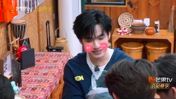 张颜齐内裤分享也大大方方 网友戏称为“内裤外交”