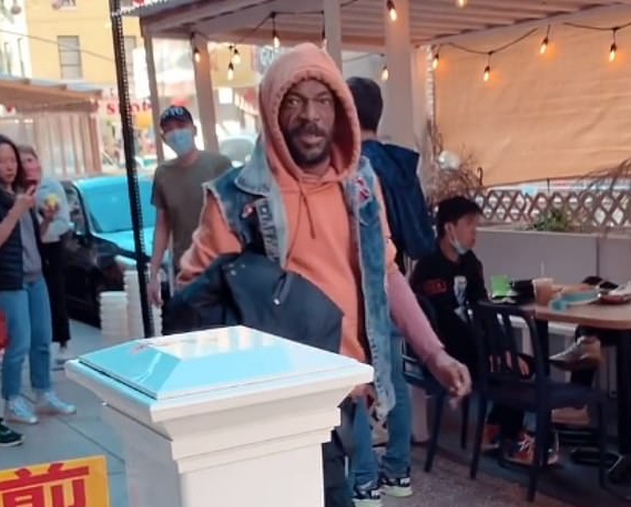 重拳袭击华裔的黑人男子是惯犯：2020年被捕8次