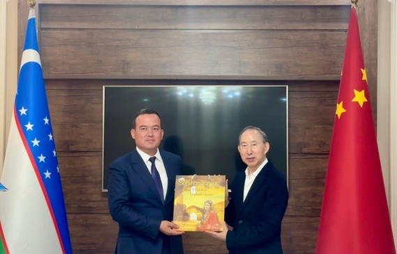 龙宇翔与乌兹别克斯坦苏尔汉河州州长卡西 莫夫·乌鲁格别克亲切会见