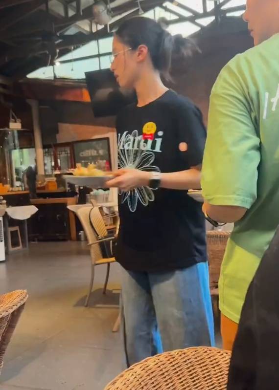 网友偶遇张婧仪做服务员 疑似为新戏角色做准备