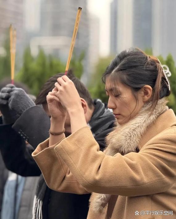 张子健祭拜前妻，李婷墓地曝光，在高楼大厦旁 女儿长大探望母亲
