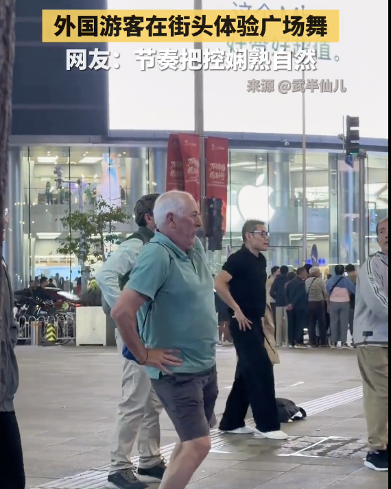老外北京街头体验广场舞 文化融合的温暖瞬间