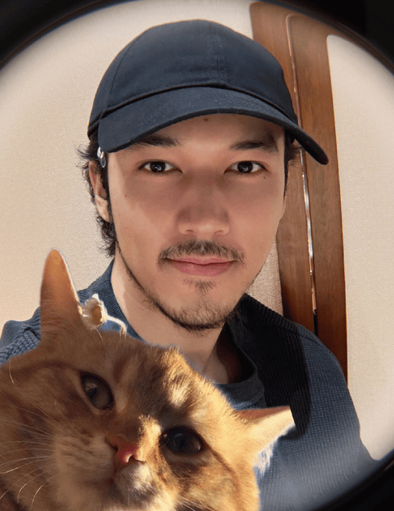 陈冰陪陈牧驰逛花鸟商场 两东说念主牵手大方秀恩爱