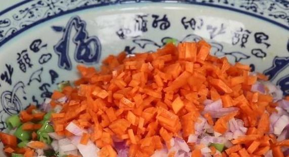 豆角里加2个洋葱，教你从没吃的做法，实在太香了，营养又解馋