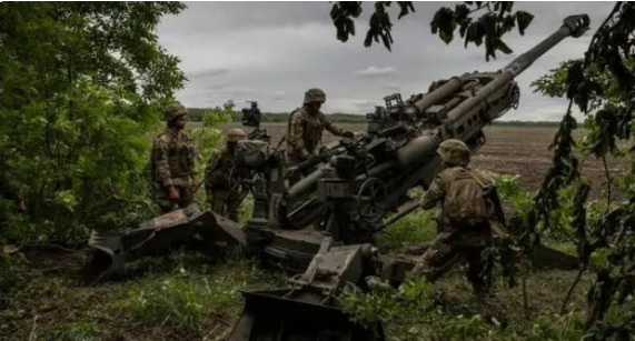 乌军准备使用M777榴弹炮开火 图源：《纽约时报》