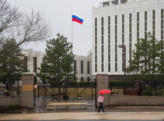 俄方:美国正试图诱降俄外交官 整天在使馆周围闲晃