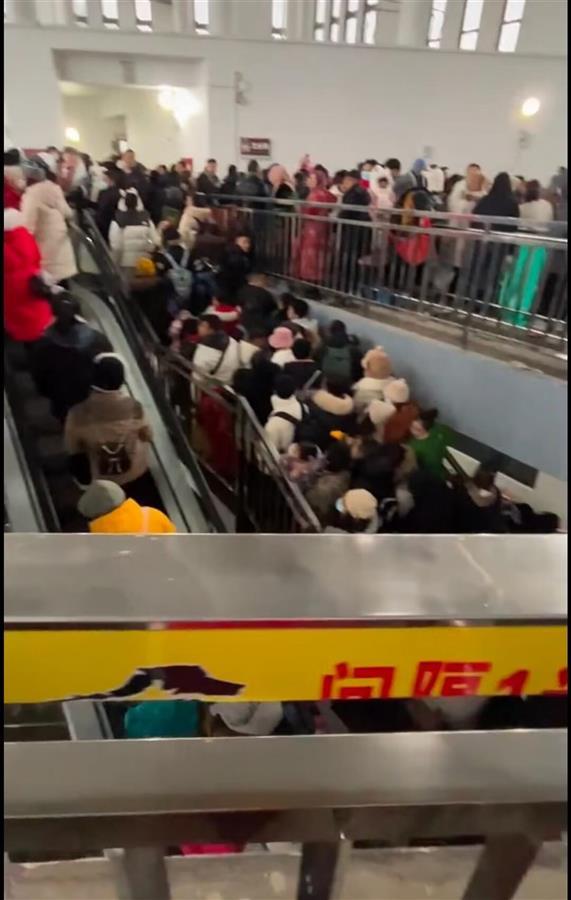四川景区索道故障致游客被困 游客：被困3个多小时，脚冻得没知觉，景区发放了食物
