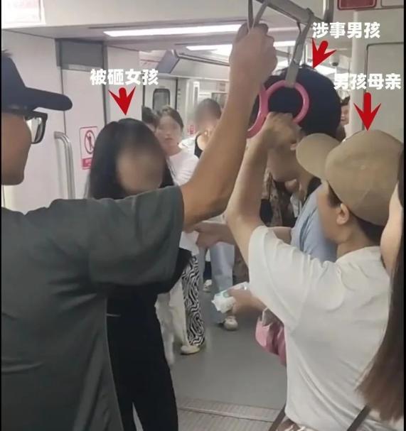重庆地铁被打女孩还在医院治疗 警方回应已立案正进一步调查处理中