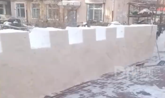 东北大爷把楼下积雪砌成20米城墙：就当锻炼身体，顺便清理积雪