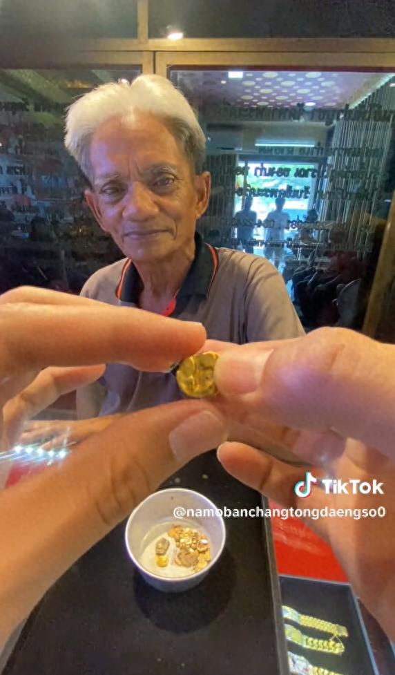 泰國殯葬業(yè)者撿死者金牙熔成金條