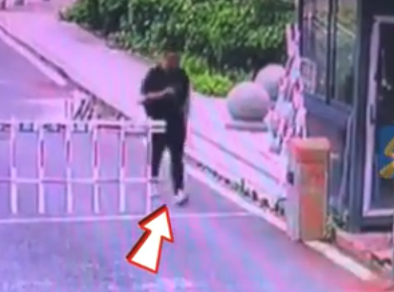 監(jiān)控拍下男子尾隨女孩進(jìn)小區(qū),，拿糖給女孩吃被拒絕，孩子媽媽已報警