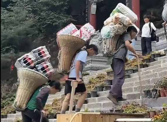 老君山为保挑山工生计拒用无人机 守护人文温度