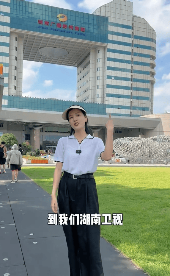 汪涵妻儿被偶遇，杨乐乐手臂和儿子一样细，沐沐发色张扬又老又小