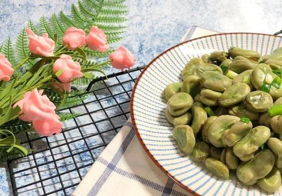 孩子抢吃不撒手，葱炒蚕豆香翻全家，3块钱成本惊艳味蕾
