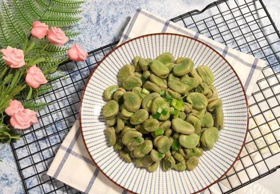 孩子抢吃不撒手，葱炒蚕豆香翻全家，3块钱成本惊艳味蕾