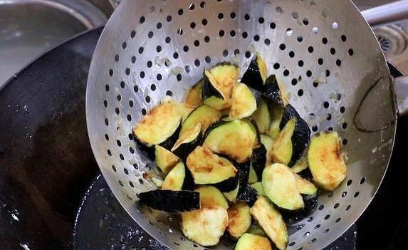 茄子炸不对就白忙，10秒翻炒锁住香，家人都夸好吃