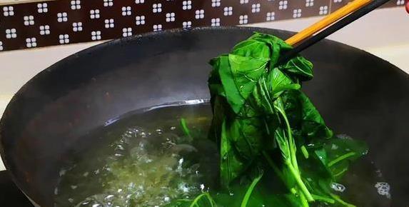 农村随手摘的菜，城里人抢着买，红薯叶面条卤香翻全家
