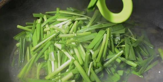 韭菜鸭血汤做法超简单，5块钱全家吃饱，味道却让人上瘾