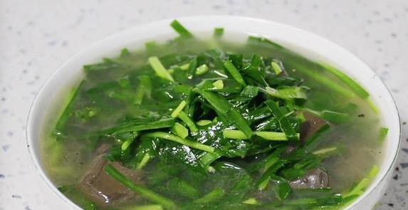 韭菜鸭血汤做法超简单，5块钱全家吃饱，味道却让人上瘾