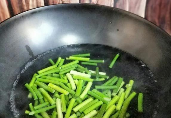 瘦肉炒老嚼不动？学会3招嫩如豆腐，吃完还想再来盘