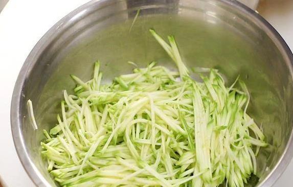 夏天饭桌10秒救星，西葫芦不焯水却清脆，秘密全在这1招？