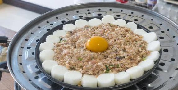 五花肉不红烧，2种吃法蒸一蒸，鲜嫩多汁又省事