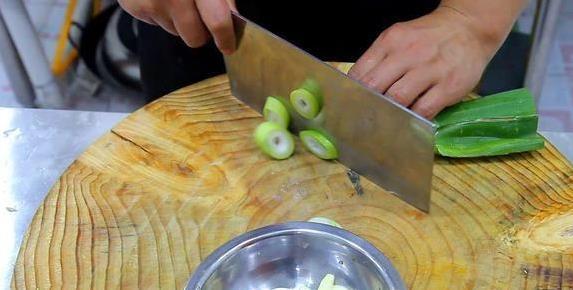 剩菜也能变大餐？煎豆腐配娃娃菜，30分钟惊艳全家