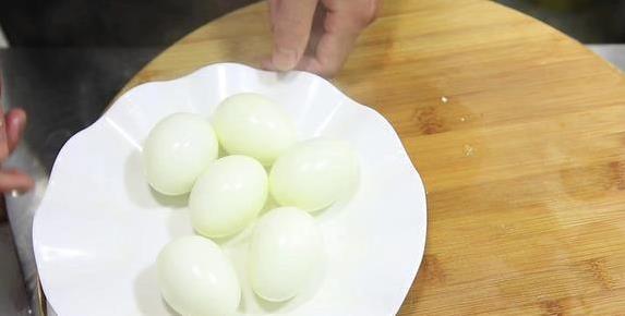 6个鸡蛋炸出虎皮纹，家常做法简单省钱，外酥里嫩全家抢着吃