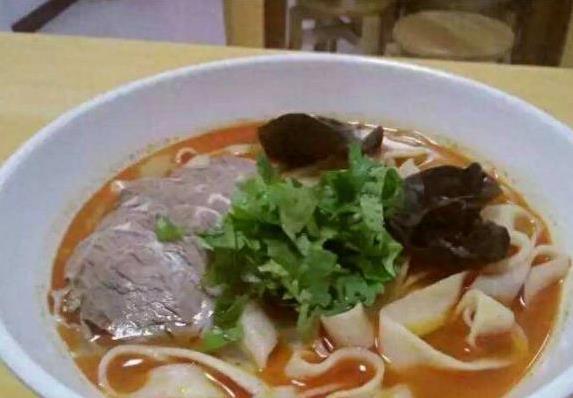 一碗羊肉烩面香翻全家，简单三步做出饭馆味？