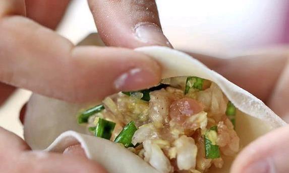 饺子馆的饺子鲜嫩爆汁有秘诀，学会这招，你也能包出满口香！