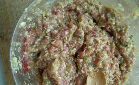 白菜猪肉饺子馅怎么调?3个秘诀2个禁忌,鲜嫩多汁吃不够