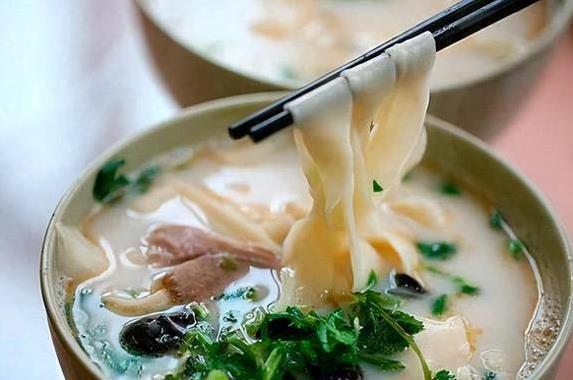 一碗羊肉烩面香翻全家，简单三步做出饭馆味？