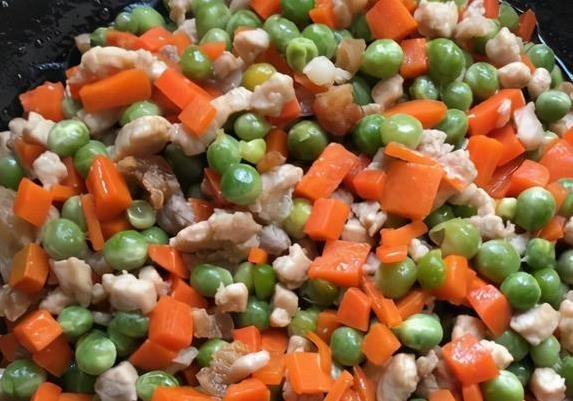 青豌豆炒肉末，焯水还是直接炒？大厨秘诀让味道翻倍！