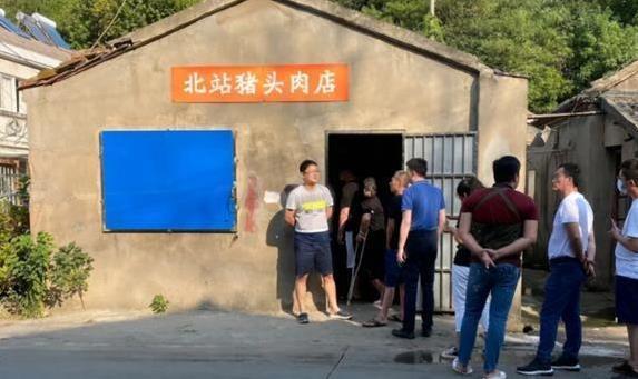 偏僻小巷猪头肉30年不倒，柴火换煤气仍香翻，排队一小时抢不到？