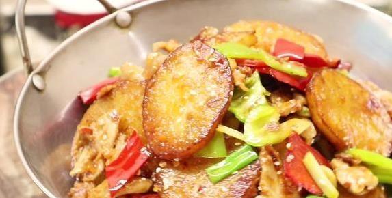 土豆片不油炸照样酥，家常一招炒出饭店味，你敢试吗？