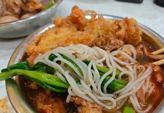 一碗米粉吃出广西魂，螺蛳粉臭香引热议，你敢试吗？