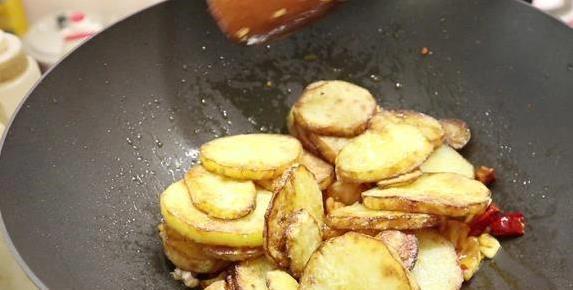 土豆片不油炸照样酥，家常一招炒出饭店味，你敢试吗？