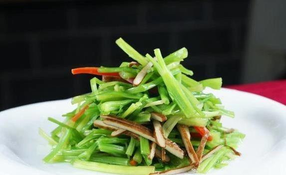 家常芹菜香翻天，3分钟学会炒出饭店味，你敢试吗？