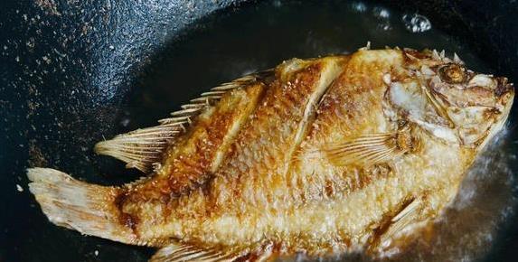 煎鱼总粘锅破皮？大厨3个小技巧，鱼肉鲜嫩不碎！