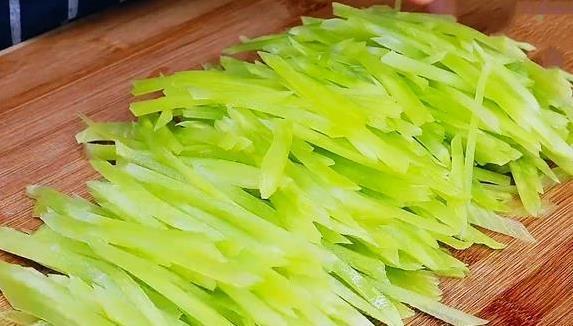 莴笋不焯水也能脆？3分钟拌出爽口菜，孩子吃完还想要