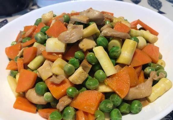 冰箱剩菜变大餐，200克豌豆炒一盘，营养满分不浪费