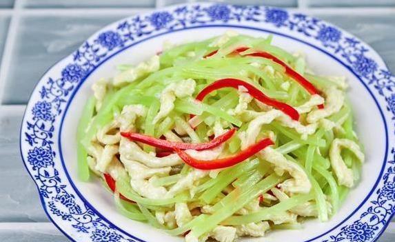 青笋鸡丝一拌秒杀大餐！只加这一味，脆爽嫩滑全家夸