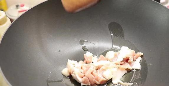 土豆片不油炸照样酥，家常一招炒出饭店味，你敢试吗？