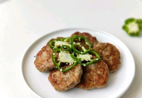孩子吵着要吃香菇肉饼，简单3步煎出美味，全家抢着吃