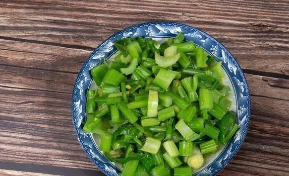 家常芹菜香翻天，3分钟学会炒出饭店味，你敢试吗？