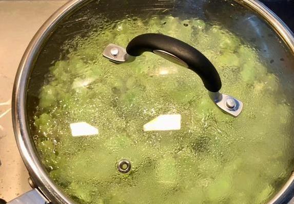蚕豆炒一盘香翻全家，简单做法藏大秘密，你家这样吃过吗？