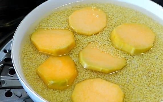 30元黄米凉糕太贵？在家10元做一盘，比饭店还香甜！